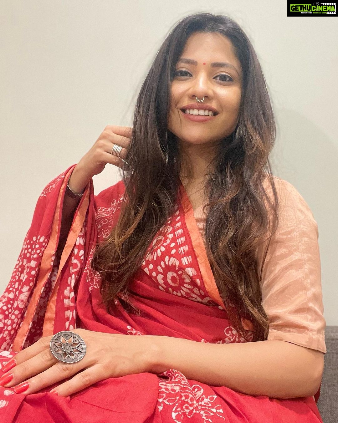 Kinjal Rajpriya Instagram - आज मैं पुरानी यादें ताज़ा कर रही हूँ ! अपने नानीजी के बारे में सोच रही हूँ.. यह जो ब्लाउज पहनी है मैंने, वह उन्हीं की सँभाली हुई है.. अक्सर सोचती कि, ३ पीढ़ियो से यह ‘pure silk’ की कमीज न जाने क्यों सँभाली होगी ? पर सच कहूँ, आज इसे पहनकर पता चला कि इसमें, आज भी, नानीजी की ख़ुशबू रहती है..आज भी वह बचपन की यादें…नानी-माँ का स्पर्श जीवित है यह छोटे से silk के कपड़े में ✨ नानीजी, आप जहाँ भी है, आपको प्रणाम और ढेर सारा प्यार 🙏 माँ हमेशा मुझे आपकी छबी कहती हैं.. क्या आप देख रही है मुझे ?😇 ~ बस यूँ ही