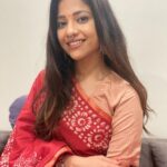 Kinjal Rajpriya Instagram - आज मैं पुरानी यादें ताज़ा कर रही हूँ ! अपने नानीजी के बारे में सोच रही हूँ.. यह जो ब्लाउज पहनी है मैंने, वह उन्हीं की सँभाली हुई है.. अक्सर सोचती कि, ३ पीढ़ियो से यह ‘pure silk’ की कमीज न जाने क्यों सँभाली होगी ? पर सच कहूँ, आज इसे पहनकर पता चला कि इसमें, आज भी, नानीजी की ख़ुशबू रहती है..आज भी वह बचपन की यादें…नानी-माँ का स्पर्श जीवित है यह छोटे से silk के कपड़े में ✨ नानीजी, आप जहाँ भी है, आपको प्रणाम और ढेर सारा प्यार 🙏 माँ हमेशा मुझे आपकी छबी कहती हैं.. क्या आप देख रही है मुझे ?😇 ~ बस यूँ ही