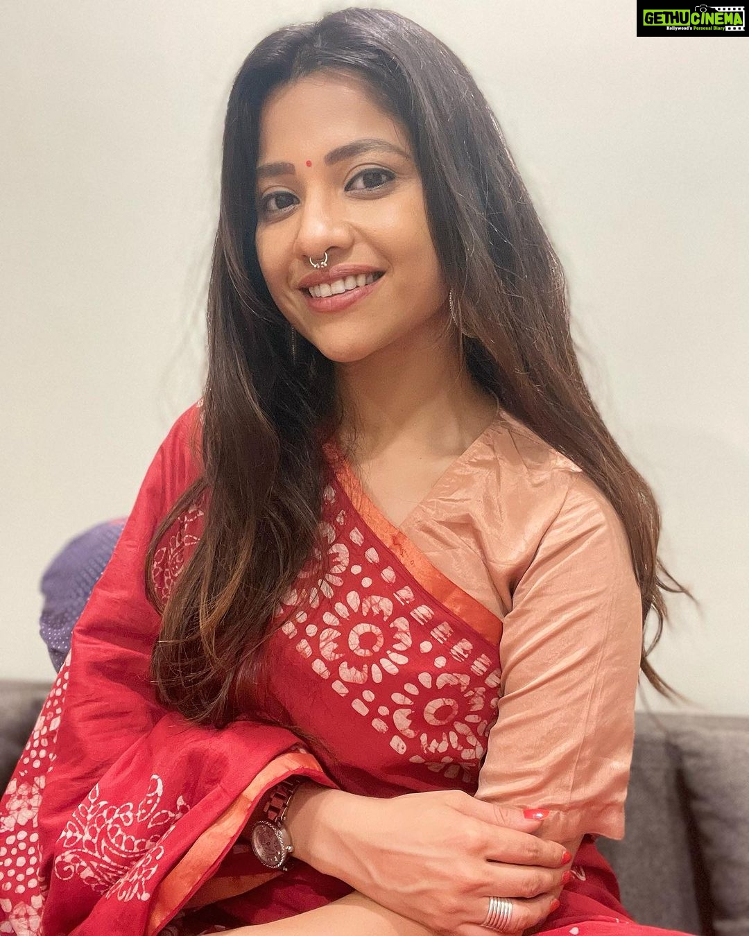 Kinjal Rajpriya Instagram - आज मैं पुरानी यादें ताज़ा कर रही हूँ ! अपने नानीजी के बारे में सोच रही हूँ.. यह जो ब्लाउज पहनी है मैंने, वह उन्हीं की सँभाली हुई है.. अक्सर सोचती कि, ३ पीढ़ियो से यह ‘pure silk’ की कमीज न जाने क्यों सँभाली होगी ? पर सच कहूँ, आज इसे पहनकर पता चला कि इसमें, आज भी, नानीजी की ख़ुशबू रहती है..आज भी वह बचपन की यादें…नानी-माँ का स्पर्श जीवित है यह छोटे से silk के कपड़े में ✨ नानीजी, आप जहाँ भी है, आपको प्रणाम और ढेर सारा प्यार 🙏 माँ हमेशा मुझे आपकी छबी कहती हैं.. क्या आप देख रही है मुझे ?😇 ~ बस यूँ ही