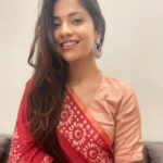 Kinjal Rajpriya Instagram - आज मैं पुरानी यादें ताज़ा कर रही हूँ ! अपने नानीजी के बारे में सोच रही हूँ.. यह जो ब्लाउज पहनी है मैंने, वह उन्हीं की सँभाली हुई है.. अक्सर सोचती कि, ३ पीढ़ियो से यह ‘pure silk’ की कमीज न जाने क्यों सँभाली होगी ? पर सच कहूँ, आज इसे पहनकर पता चला कि इसमें, आज भी, नानीजी की ख़ुशबू रहती है..आज भी वह बचपन की यादें…नानी-माँ का स्पर्श जीवित है यह छोटे से silk के कपड़े में ✨ नानीजी, आप जहाँ भी है, आपको प्रणाम और ढेर सारा प्यार 🙏 माँ हमेशा मुझे आपकी छबी कहती हैं.. क्या आप देख रही है मुझे ?😇 ~ बस यूँ ही