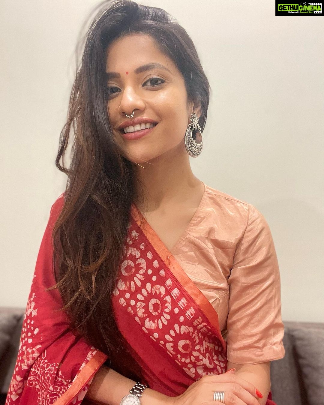 Kinjal Rajpriya Instagram - आज मैं पुरानी यादें ताज़ा कर रही हूँ ! अपने नानीजी के बारे में सोच रही हूँ.. यह जो ब्लाउज पहनी है मैंने, वह उन्हीं की सँभाली हुई है.. अक्सर सोचती कि, ३ पीढ़ियो से यह ‘pure silk’ की कमीज न जाने क्यों सँभाली होगी ? पर सच कहूँ, आज इसे पहनकर पता चला कि इसमें, आज भी, नानीजी की ख़ुशबू रहती है..आज भी वह बचपन की यादें…नानी-माँ का स्पर्श जीवित है यह छोटे से silk के कपड़े में ✨ नानीजी, आप जहाँ भी है, आपको प्रणाम और ढेर सारा प्यार 🙏 माँ हमेशा मुझे आपकी छबी कहती हैं.. क्या आप देख रही है मुझे ?😇 ~ बस यूँ ही