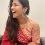 Kinjal Rajpriya Instagram - आज मैं पुरानी यादें ताज़ा कर रही हूँ ! अपने नानीजी के बारे में सोच रही हूँ.. यह जो ब्लाउज पहनी है मैंने, वह उन्हीं की सँभाली हुई है.. अक्सर सोचती कि, ३ पीढ़ियो से यह ‘pure silk’ की कमीज न जाने क्यों सँभाली होगी ? पर सच कहूँ, आज इसे पहनकर पता चला कि इसमें, आज भी, नानीजी की ख़ुशबू रहती है..आज भी वह बचपन की यादें…नानी-माँ का स्पर्श जीवित है यह छोटे से silk के कपड़े में ✨ नानीजी, आप जहाँ भी है, आपको प्रणाम और ढेर सारा प्यार 🙏 माँ हमेशा मुझे आपकी छबी कहती हैं.. क्या आप देख रही है मुझे ?😇 ~ बस यूँ ही