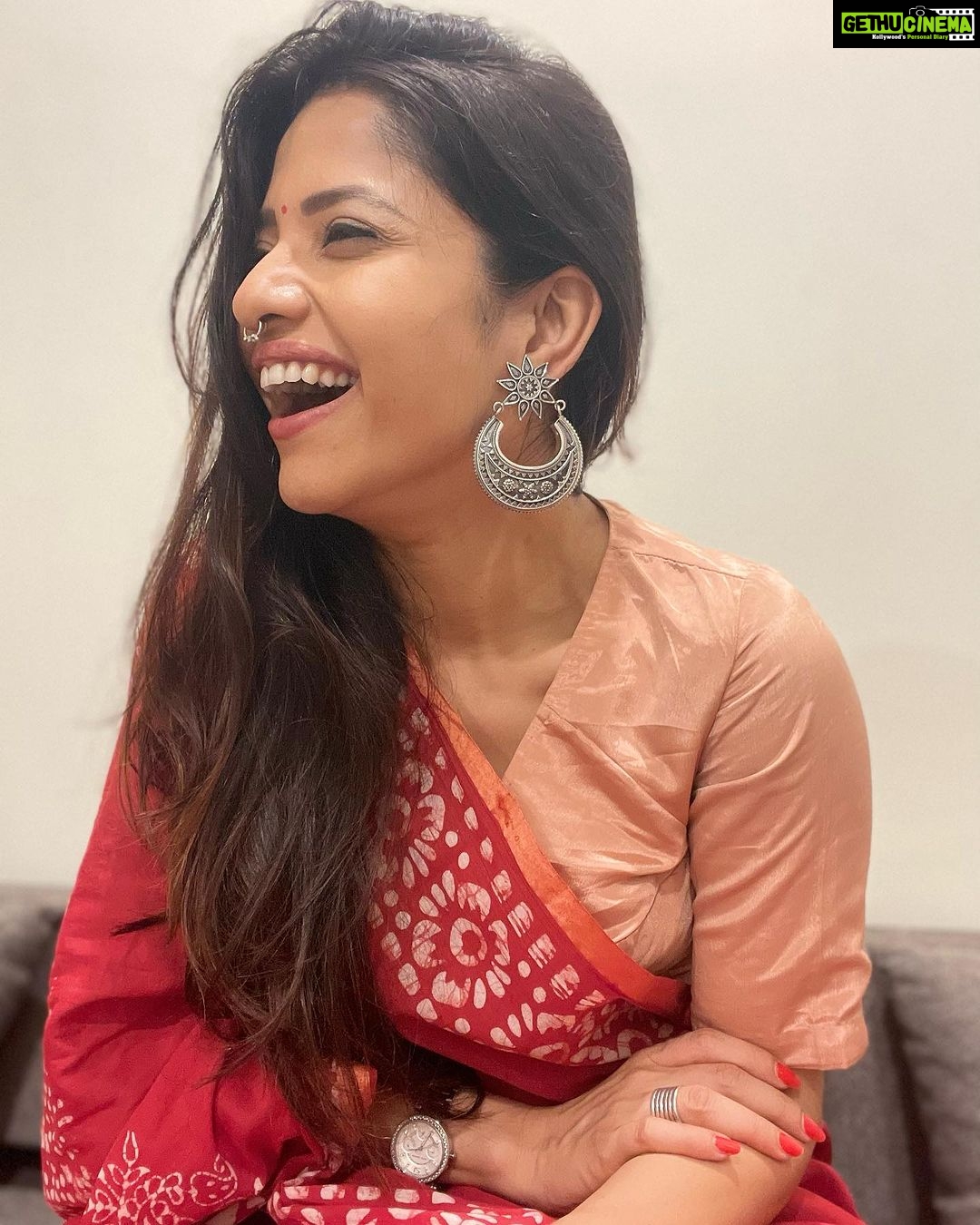Kinjal Rajpriya Instagram - आज मैं पुरानी यादें ताज़ा कर रही हूँ ! अपने नानीजी के बारे में सोच रही हूँ.. यह जो ब्लाउज पहनी है मैंने, वह उन्हीं की सँभाली हुई है.. अक्सर सोचती कि, ३ पीढ़ियो से यह ‘pure silk’ की कमीज न जाने क्यों सँभाली होगी ? पर सच कहूँ, आज इसे पहनकर पता चला कि इसमें, आज भी, नानीजी की ख़ुशबू रहती है..आज भी वह बचपन की यादें…नानी-माँ का स्पर्श जीवित है यह छोटे से silk के कपड़े में ✨ नानीजी, आप जहाँ भी है, आपको प्रणाम और ढेर सारा प्यार 🙏 माँ हमेशा मुझे आपकी छबी कहती हैं.. क्या आप देख रही है मुझे ?😇 ~ बस यूँ ही
