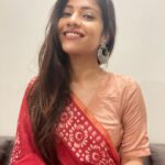 Kinjal Rajpriya Instagram - आज मैं पुरानी यादें ताज़ा कर रही हूँ ! अपने नानीजी के बारे में सोच रही हूँ.. यह जो ब्लाउज पहनी है मैंने, वह उन्हीं की सँभाली हुई है.. अक्सर सोचती कि, ३ पीढ़ियो से यह ‘pure silk’ की कमीज न जाने क्यों सँभाली होगी ? पर सच कहूँ, आज इसे पहनकर पता चला कि इसमें, आज भी, नानीजी की ख़ुशबू रहती है..आज भी वह बचपन की यादें…नानी-माँ का स्पर्श जीवित है यह छोटे से silk के कपड़े में ✨ नानीजी, आप जहाँ भी है, आपको प्रणाम और ढेर सारा प्यार 🙏 माँ हमेशा मुझे आपकी छबी कहती हैं.. क्या आप देख रही है मुझे ?😇 ~ बस यूँ ही