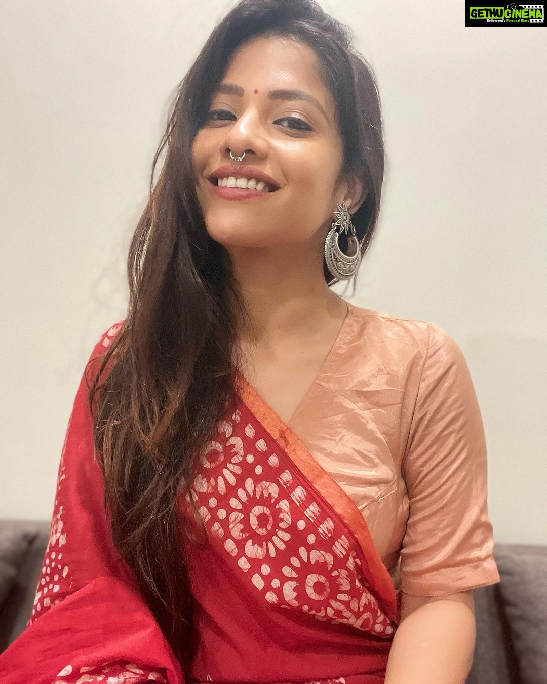 Kinjal Rajpriya Instagram - आज मैं पुरानी यादें ताज़ा कर रही हूँ ! अपने नानीजी के बारे में सोच रही हूँ.. यह जो ब्लाउज पहनी है मैंने, वह उन्हीं की सँभाली हुई है.. अक्सर सोचती कि, ३ पीढ़ियो से यह ‘pure silk’ की कमीज न जाने क्यों सँभाली होगी ? पर सच कहूँ, आज इसे पहनकर पता चला कि इसमें, आज भी, नानीजी की ख़ुशबू रहती है..आज भी वह बचपन की यादें…नानी-माँ का स्पर्श जीवित है यह छोटे से silk के कपड़े में ✨ नानीजी, आप जहाँ भी है, आपको प्रणाम और ढेर सारा प्यार 🙏 माँ हमेशा मुझे आपकी छबी कहती हैं.. क्या आप देख रही है मुझे ?😇 ~ बस यूँ ही