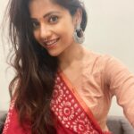 Kinjal Rajpriya Instagram - आज मैं पुरानी यादें ताज़ा कर रही हूँ ! अपने नानीजी के बारे में सोच रही हूँ.. यह जो ब्लाउज पहनी है मैंने, वह उन्हीं की सँभाली हुई है.. अक्सर सोचती कि, ३ पीढ़ियो से यह ‘pure silk’ की कमीज न जाने क्यों सँभाली होगी ? पर सच कहूँ, आज इसे पहनकर पता चला कि इसमें, आज भी, नानीजी की ख़ुशबू रहती है..आज भी वह बचपन की यादें…नानी-माँ का स्पर्श जीवित है यह छोटे से silk के कपड़े में ✨ नानीजी, आप जहाँ भी है, आपको प्रणाम और ढेर सारा प्यार 🙏 माँ हमेशा मुझे आपकी छबी कहती हैं.. क्या आप देख रही है मुझे ?😇 ~ बस यूँ ही