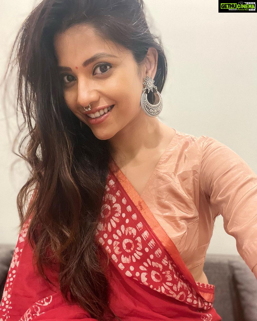 Kinjal Rajpriya Instagram - आज मैं पुरानी यादें ताज़ा कर रही हूँ ! अपने नानीजी के बारे में सोच रही हूँ.. यह जो ब्लाउज पहनी है मैंने, वह उन्हीं की सँभाली हुई है.. अक्सर सोचती कि, ३ पीढ़ियो से यह ‘pure silk’ की कमीज न जाने क्यों सँभाली होगी ? पर सच कहूँ, आज इसे पहनकर पता चला कि इसमें, आज भी, नानीजी की ख़ुशबू रहती है..आज भी वह बचपन की यादें…नानी-माँ का स्पर्श जीवित है यह छोटे से silk के कपड़े में ✨ नानीजी, आप जहाँ भी है, आपको प्रणाम और ढेर सारा प्यार 🙏 माँ हमेशा मुझे आपकी छबी कहती हैं.. क्या आप देख रही है मुझे ?😇 ~ बस यूँ ही