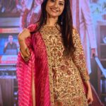 Kinjal Rajpriya Instagram - Ghani Khamma 🙏 🎧Jukebox from our film #VarPadharavoSaavdhan now streaming on all platforms 🤓 Flavour of Gujarat in Karnataka: Outfit by @asopalav Clicked by @click_basya