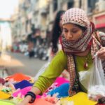 Kinjal Rajpriya Instagram - #VocalForLocal આ વર્ષે, દિવાળી જુદી રીતે ઉજવવાનું નક્કી કર્યુ ! નવા છોડ નવા વૃક્ષ વાવીને… Nursery માં જઇ કુંડા, છોડ, માટી, ખાતર, વગેરે લાવી, આખું ઘર લીલુંછમ શણગાર્યું 😃 મજાની વાત એ છે કે તહેવાર પછી બધુ decoration ઉતારી લેવાની જગ્યાએ, આ decoration હમેશા મારી સાથે ઉગશે, ખીલશે, મોટું થશે ✨🐣 વ્યસ્થ જીવનમાં online shopping ૧૦૦% મદદ રૂપ થાય, પણ જ્યારે આપણા સમયની અનુકૂળતા હોય ત્યારે કોક બીજાના જીવનને વ્યસ્થ રાખવાનો, એનો રોજગાર વધારવાનો પ્રયત્ન કેમ ન કરીએ ? એટલે ‘વોકલ ફોર લોકલ’ ! ઘણા સમય બાદ જાતે જઇ બધી ખરીદી કરી.. આ લાહવો વારંવાર મળતો રહે એવી આશા સાથે આપ સૌને, દિવાળીના પર્વની ખુબ બધી શુભેચ્છા 🙏 HAPPY DIWALI 🪔