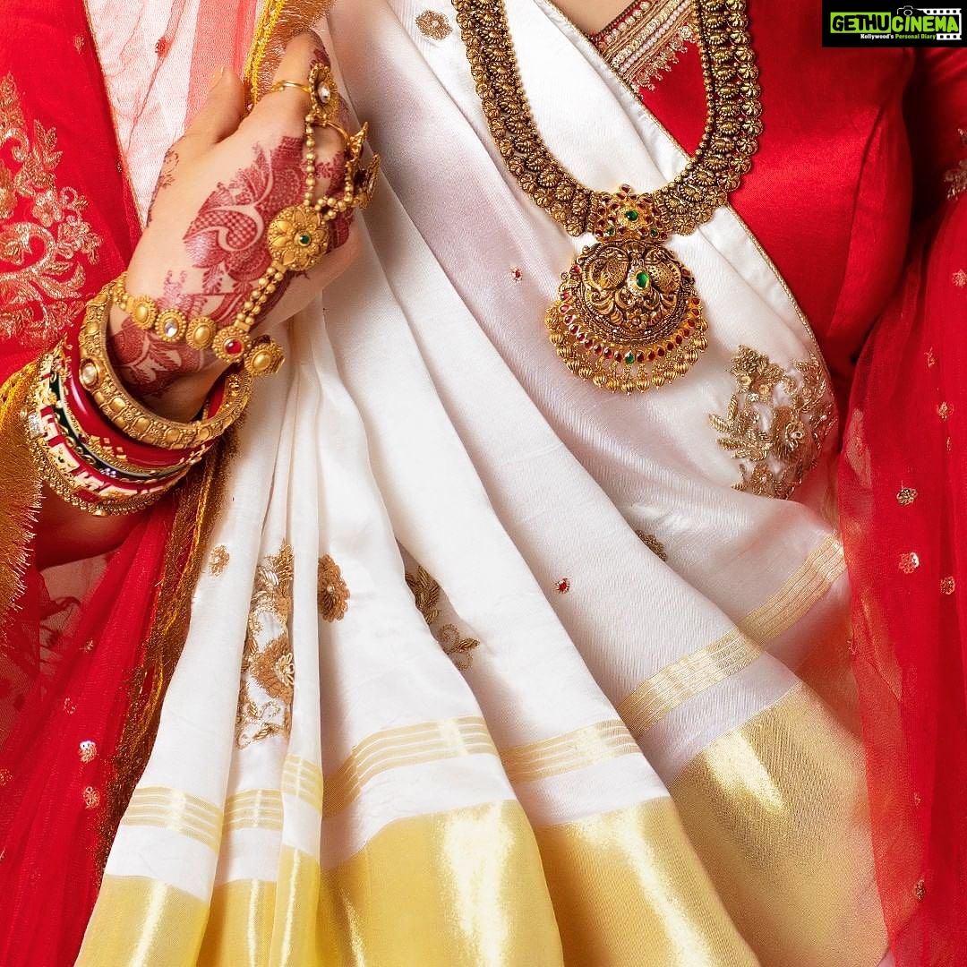 Kinjal Rajpriya Instagram - Walking with Kalyan Jewellers has created so many beautiful moments of living the most precious emotions of our culture..A journey that is a perfect blend of trust, respect & the cultural values. Together we wish you happiness & prosperity this festive season ✨ Happy Deepavali 🪔 in advance ! Do check out our beautiful festive collection at @kalyanjewellers_official ✨ #HappyDiwali #KalyanJewellers #KinjalRajpriya #Love ❤️