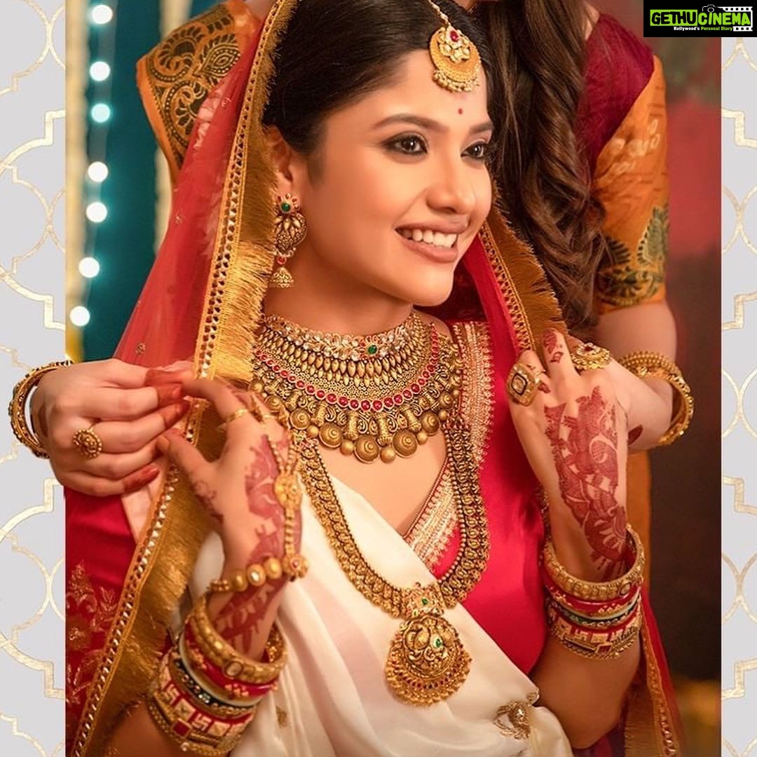Kinjal Rajpriya Instagram - Walking with Kalyan Jewellers has created so many beautiful moments of living the most precious emotions of our culture..A journey that is a perfect blend of trust, respect & the cultural values. Together we wish you happiness & prosperity this festive season ✨ Happy Deepavali 🪔 in advance ! Do check out our beautiful festive collection at @kalyanjewellers_official ✨ #HappyDiwali #KalyanJewellers #KinjalRajpriya #Love ❤️