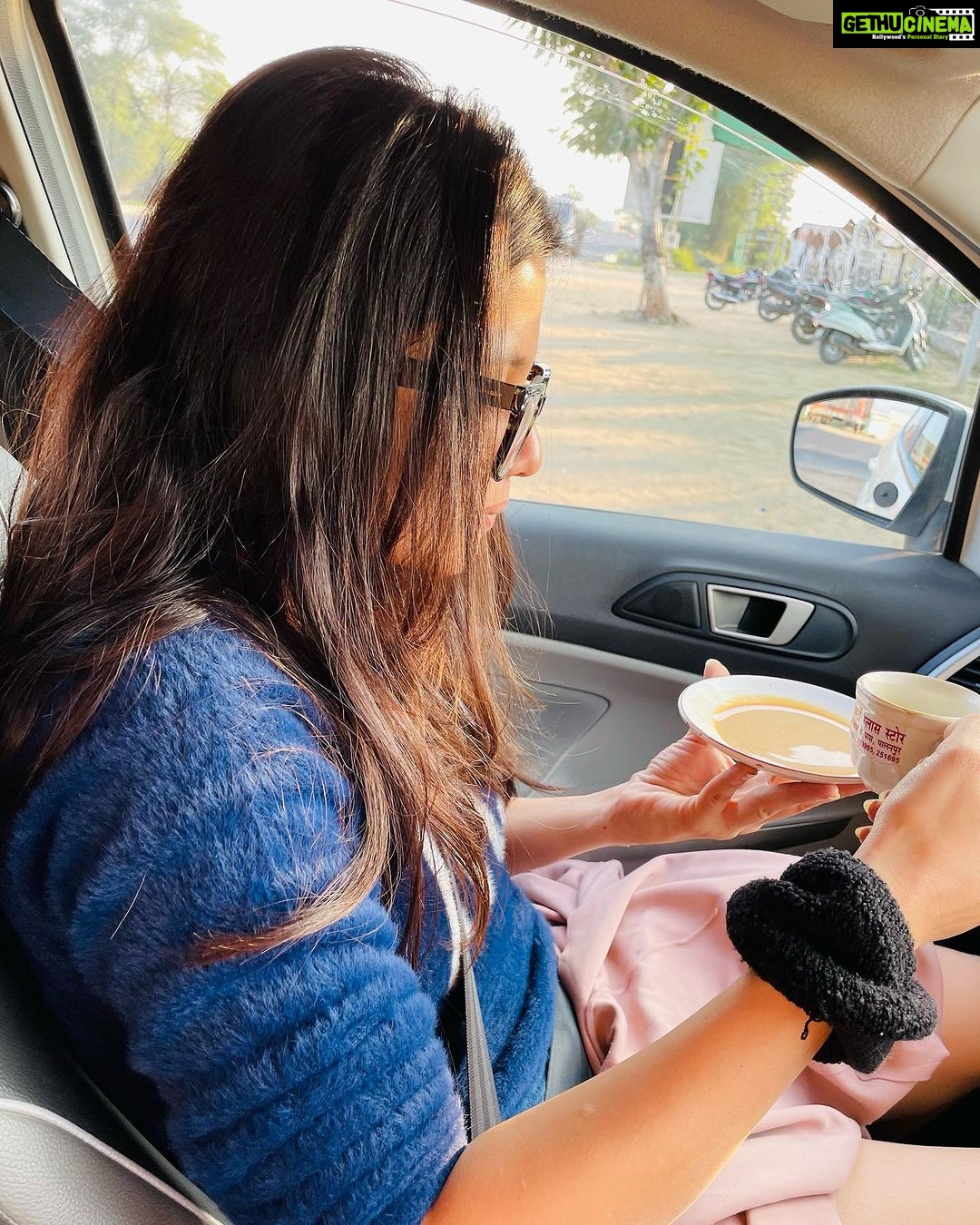 Kinjal Rajpriya Instagram - ચા નો ટાઇમ થ્યો નઇ ? ગુજરાતી ઘરો માં રોજેરોજ સંભળાતું વાક્ય 👌 દેશી વાઇબ્ઝ are best vibes✌🏼#WeRockMan #And #WeAreTheBest 😃