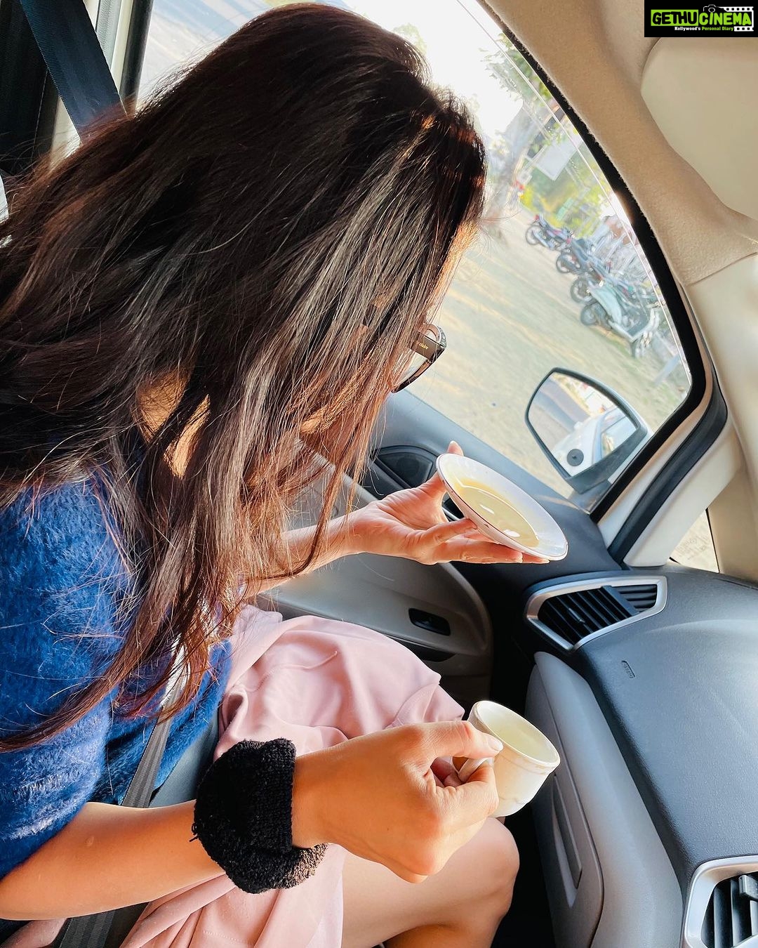 Kinjal Rajpriya Instagram - ચા નો ટાઇમ થ્યો નઇ ? ગુજરાતી ઘરો માં રોજેરોજ સંભળાતું વાક્ય 👌 દેશી વાઇબ્ઝ are best vibes✌🏼#WeRockMan #And #WeAreTheBest 😃
