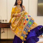 Kinjal Rajpriya Instagram – રાધે તું બડી ભાગીણી, તુને કૌન તપસ્યા કીન 
તીન લોક તારન તરન, સો તેરે આધીન 

આઠમ ના દિવસે સુંદર મજાની પુજા કરી✨Thank you @kalyanjewellers_official family, for the divine experience & for hosting us so wonderfully❤️😇

Outfit by @vastra_by_ps – થેન્ક્સ અ લૉટ.. લાગતી તી હં પાક્કી ગુજરાતણ 😃