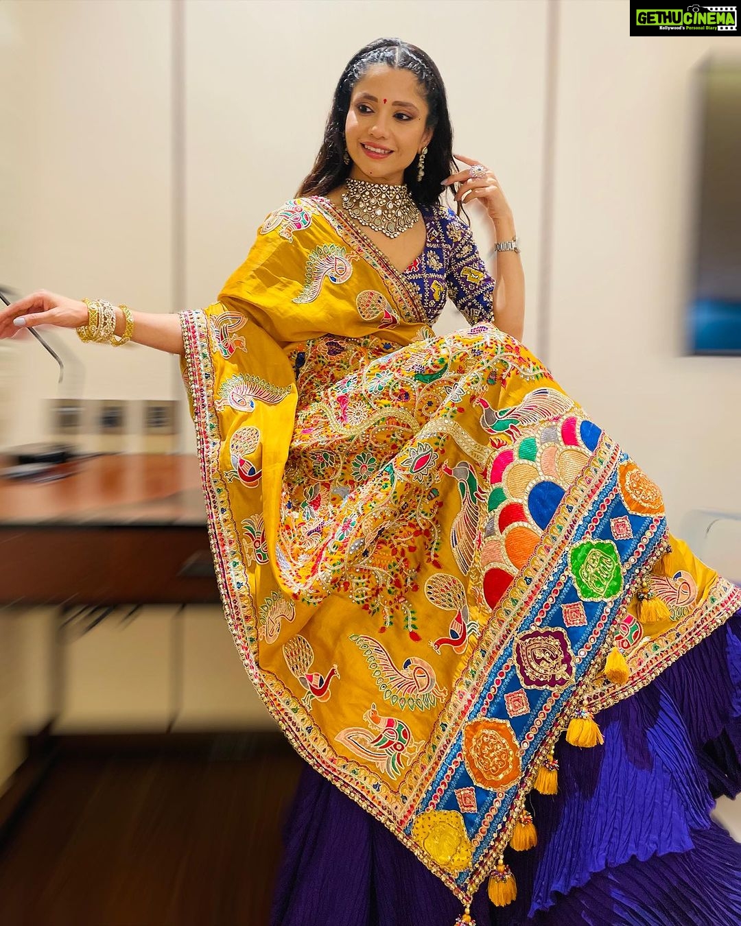 Kinjal Rajpriya Instagram - રાધે તું બડી ભાગીણી, તુને કૌન તપસ્યા કીન તીન લોક તારન તરન, સો તેરે આધીન આઠમ ના દિવસે સુંદર મજાની પુજા કરી✨Thank you @kalyanjewellers_official family, for the divine experience & for hosting us so wonderfully❤️😇 Outfit by @vastra_by_ps - થેન્ક્સ અ લૉટ.. લાગતી તી હં પાક્કી ગુજરાતણ 😃