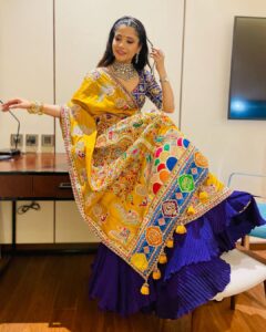 Kinjal Rajpriya Instagram - રાધે તું બડી ભાગીણી, તુને કૌન તપસ્યા કીન તીન લોક તારન તરન, સો તેરે આધીન આઠમ ના દિવસે સુંદર મજાની પુજા કરી✨Thank you @kalyanjewellers_official family, for the divine experience & for hosting us so wonderfully❤️😇 Outfit by @vastra_by_ps - થેન્ક્સ અ લૉટ.. લાગતી તી હં પાક્કી ગુજરાતણ 😃