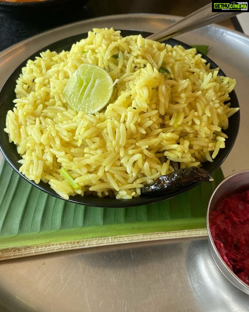 Kinjal Rajpriya Instagram - કેરાલામાં પગ મુક્તાજ સરસ મજાનું ભક્ષણમ્ એટલે કે ભોજન કર્યું 😃 #Bhakshanam #SouthIndianFoodPremi #IdliDosaGameTyare #BhaatPehlaVaatPachi #Kerala #Kochi #2023