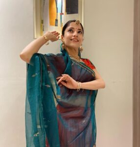 Kinjal Rajpriya Instagram - જય માતાજી🙏 આજ રાજકોટના આંગણે ✨
Event Ready 😃

#Navratri2023 #Day5