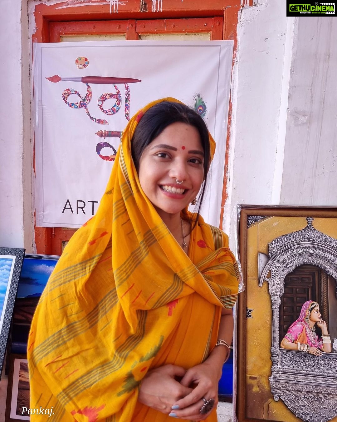 Kinjal Rajpriya Instagram - मेरा इश्क़ मुसाफ़िरी से हैं..इस सफ़र में, कुछ नयें लोगों से मिलीं जो अपनों से थे और कुछ अपनों से मिलीं जो बिलकुल नयें से लगे ! दुनिया में हम जैसे अनेक लोग है- कलाकार, घुमंतू, सूफियाना, सरफ़रोश.. इस गोल दुनिया के रास्ते मेघधनुष से रंगीन है.. मुसाफ़िरों का क़ाफ़िला है और दीवानगी का संगीत✨बहुरत्ना वसुन्धरा ! एक उम्दा artist @pankajsufi को रंग सृति के लिए हार्दिक शुभकामनाएँ 🙏 #Traveller #Witnesser #Rajsamand #Kankroli #Nathdwara #Rajasthan #Wanderluster Rajasthan, India