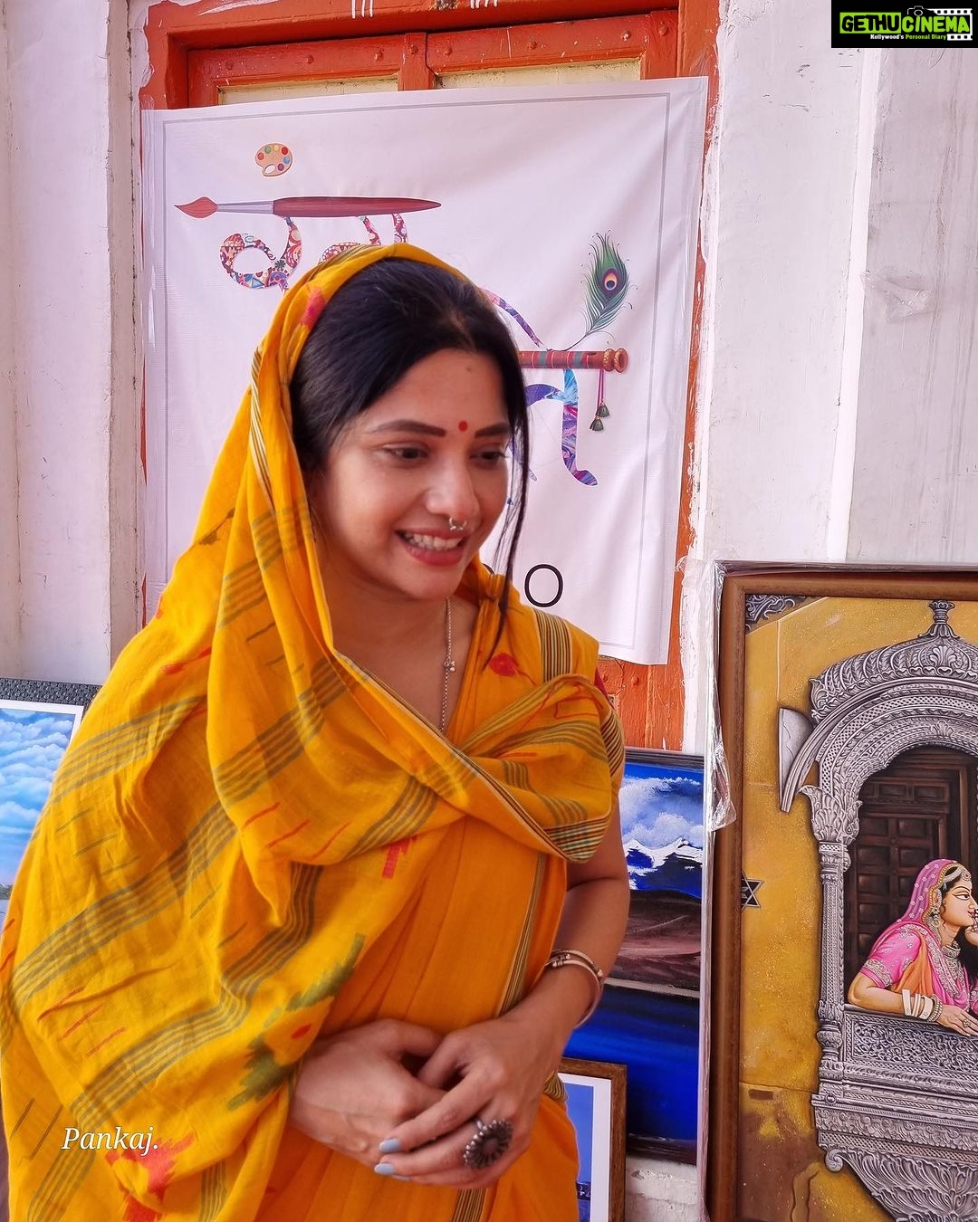 Kinjal Rajpriya Instagram - मेरा इश्क़ मुसाफ़िरी से हैं..इस सफ़र में, कुछ नयें लोगों से मिलीं जो अपनों से थे और कुछ अपनों से मिलीं जो बिलकुल नयें से लगे ! दुनिया में हम जैसे अनेक लोग है- कलाकार, घुमंतू, सूफियाना, सरफ़रोश.. इस गोल दुनिया के रास्ते मेघधनुष से रंगीन है.. मुसाफ़िरों का क़ाफ़िला है और दीवानगी का संगीत✨बहुरत्ना वसुन्धरा ! एक उम्दा artist @pankajsufi को रंग सृति के लिए हार्दिक शुभकामनाएँ 🙏 #Traveller #Witnesser #Rajsamand #Kankroli #Nathdwara #Rajasthan #Wanderluster Rajasthan, India