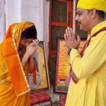 Kinjal Rajpriya Instagram - मेरा इश्क़ मुसाफ़िरी से हैं..इस सफ़र में, कुछ नयें लोगों से मिलीं जो अपनों से थे और कुछ अपनों से मिलीं जो बिलकुल नयें से लगे ! दुनिया में हम जैसे अनेक लोग है- कलाकार, घुमंतू, सूफियाना, सरफ़रोश.. इस गोल दुनिया के रास्ते मेघधनुष से रंगीन है.. मुसाफ़िरों का क़ाफ़िला है और दीवानगी का संगीत✨बहुरत्ना वसुन्धरा ! एक उम्दा artist @pankajsufi को रंग सृति के लिए हार्दिक शुभकामनाएँ 🙏 #Traveller #Witnesser #Rajsamand #Kankroli #Nathdwara #Rajasthan #Wanderluster Rajasthan, India