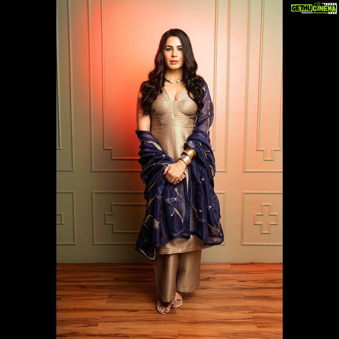 Kirti Kulhari Instagram - #koka 🤭 Wearing: @raw_mango Jewellery: @amrapalijewels Heels: @oceedeeshoes Styling: @shivangiishrivastav @tryambakam_shivangishrivasta Assisted by: @_rashmichandak Hair: @alistan_fernandes Makeup: @nishaa.guptaa Photography: @abhidhanirvanasharma @shivangaze Studio: @dreamfactorystudio2022