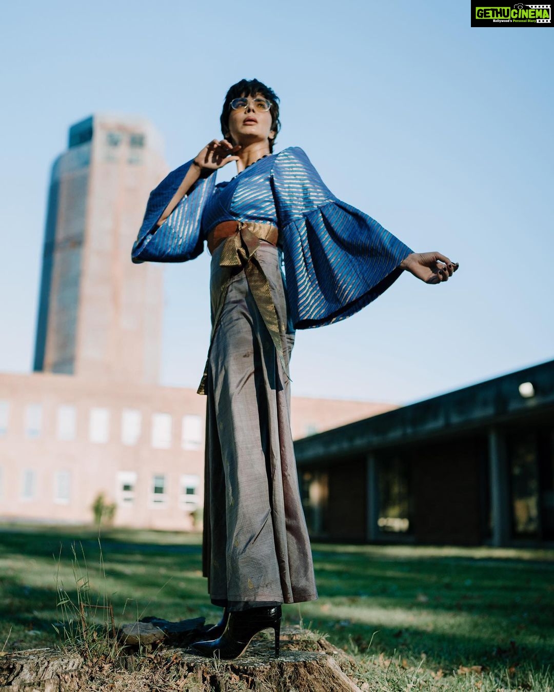 Kirti Kulhari Instagram - A walk in the woods… walk with me 🌼 The team : Styling : @sandeepravi89 Outfit: @maisontai Photographer: @krimesh @crossover_studios Makeup: @rachna.mua Hair: @vanitysisters.t & @silk_angels @redbisonproductions 💗 #highfashion #nyc #photography #streetstyle #awalkinthewoods