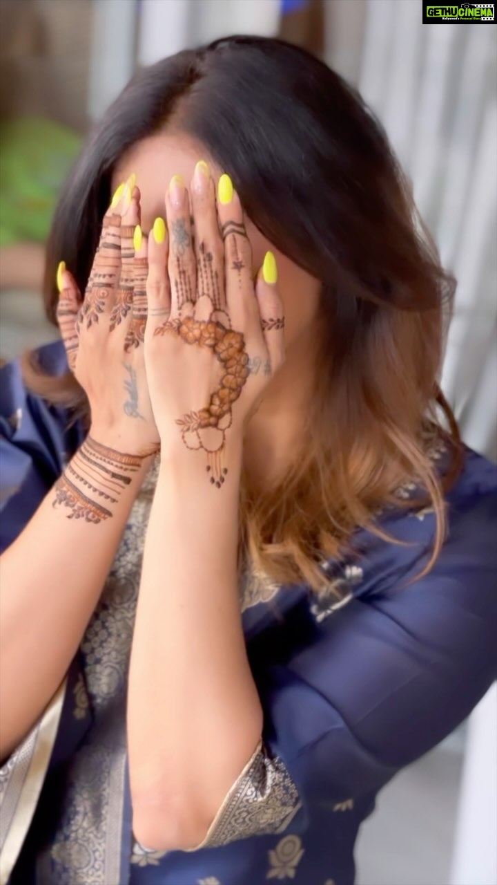 Kishwer Merchant Instagram - Mehndi rach gayi hai 🫶🫰🧿 Mehndi by @pinkymehndiart @bhavna_mehandi