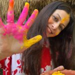 Koel Mallick Instagram - Wishing all a very happy & safe Holi!!!! Smearing all with রঙ may life be painted with the most vibrant colours!!!! 😛🥰😍🤗 … as the madness continues the next lot of crazy pictures with bachha gang coming soon… Pic courtesy: 📷 @nispalsingh ( who chooses to be behind lens always🤪😝) #happyholi #holi #holihai #love #colours #crazy #life #koelকথা