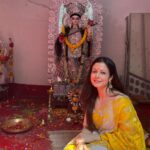 Koel Mallick Instagram - সকলকে জানাই সরস্বতী পুজোর শুভেচ্ছা।🙏 #SaraswatiPuja #happysaraswatipuja #koelকথা Bhawanipore Mallick Bari