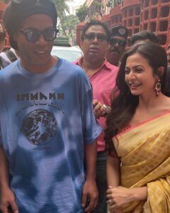Koel Mallick Instagram - When Ronaldinho meets Mitinmashi….❤️
#jongolemitinmashi #love #ecology #jungle #cinema #happiness #life #pujo2023 #thispuja