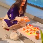 Koel Mallick Instagram - May this auspicious occasion light up life with joy !!! Wishing all a great Diwali & Shubho Kalipujo !!! 😊🙏🪔 #joy #pujo #diwali #diwalidecorations #blessings #koelকথা