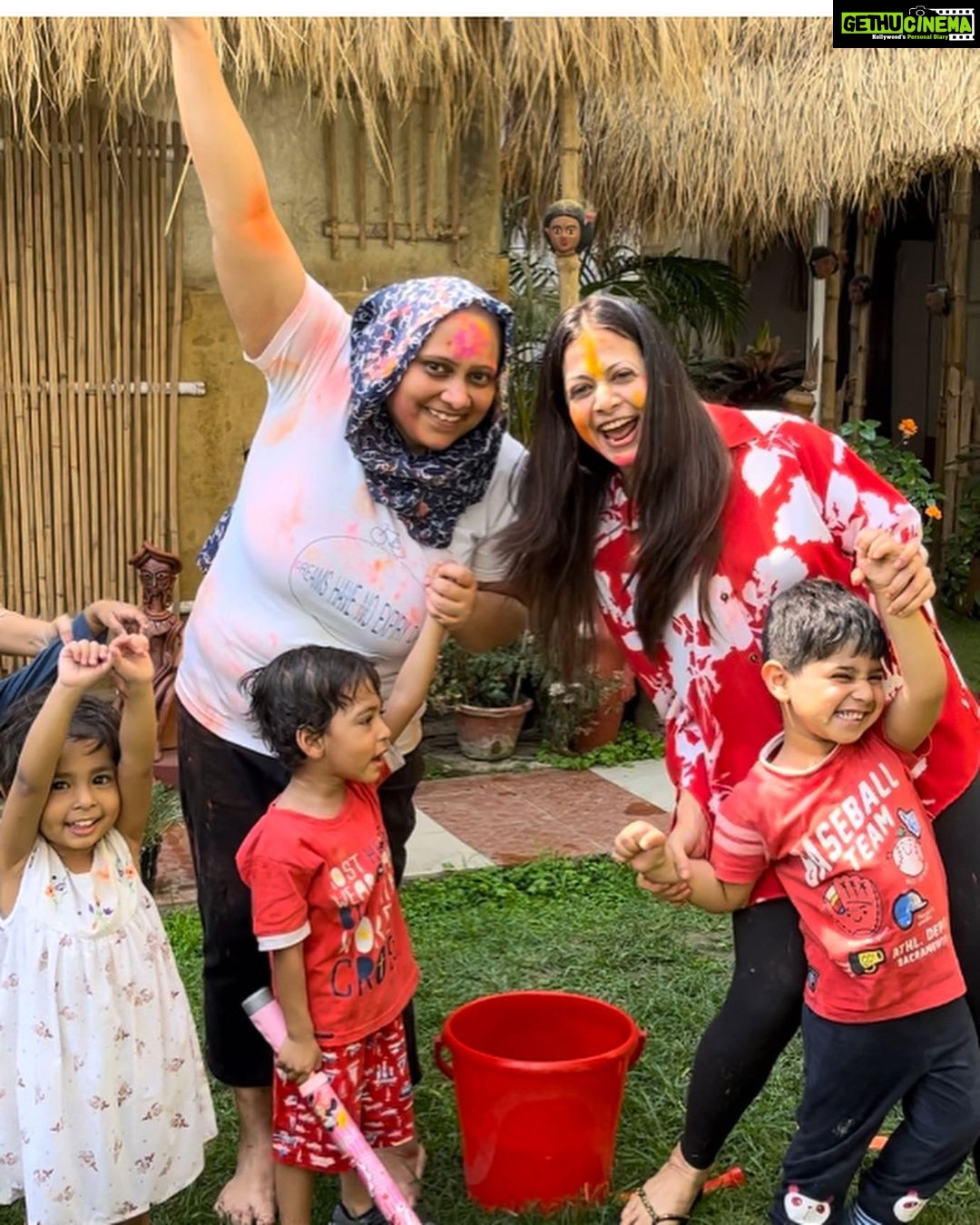 Koel Mallick Instagram - Spreading love & laughter….Holi haiiiii !!!!!!💕💕💕💕💕 #happyholi #colours #vibrant #love #life #koelকথা