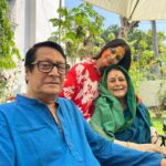Koel Mallick Instagram - Wishing all a very happy & safe Holi!!!! Smearing all with রঙ may life be painted with the most vibrant colours!!!! 😛🥰😍🤗 … as the madness continues the next lot of crazy pictures with bachha gang coming soon… Pic courtesy: 📷 @nispalsingh ( who chooses to be behind lens always🤪😝) #happyholi #holi #holihai #love #colours #crazy #life #koelকথা