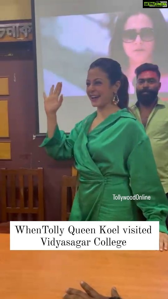 Koel Mallick Instagram - It's was dream come true moment for Vidyasagar College when their dream girl @yourkoel visited their college for her pujo release #JongoleMitinMashi promotions. #koelmallick #ArindamSil #thispuja