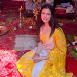 Koel Mallick Instagram - সকলকে জানাই সরস্বতী পুজোর শুভেচ্ছা।🙏 #SaraswatiPuja #happysaraswatipuja #koelকথা Bhawanipore Mallick Bari