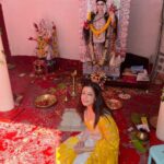Koel Mallick Instagram - সকলকে জানাই সরস্বতী পুজোর শুভেচ্ছা।🙏 #SaraswatiPuja #happysaraswatipuja #koelকথা Bhawanipore Mallick Bari
