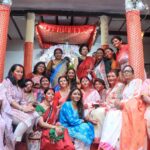 Koel Mallick Instagram - শুভ বিজয়া...বড়দের আমার প্রণাম, ছোটদের অনেক ভালোবাসা! সুস্থ থাকুন...সুখে থাকুন, শান্তিতে থাকুন...ভালো থাকুন...সকলকে ভালো রাখুন...🙏 #bijoyadashami #durgapujo2022 #pujovibes #blessings #love #happiness #koelকথা Bhawanipore Mallick Bari