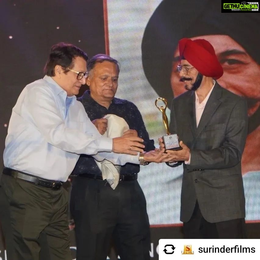 Koel Mallick Instagram - What a moment! ❤️ Posted @withregram • @surinderfilms Some moments remain to be cherished forever & this is definitely one of those as our pillar of strength & a true visionary Mr. Surinder Singh receiving the Lifetime Achievement Award presented by Bengal Film & Television Chamber of Commerce, from the living legend Sri Ranjit Mallick.