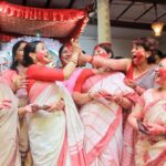 Koel Mallick Instagram - শুভ বিজয়া...বড়দের আমার প্রণাম, ছোটদের অনেক ভালোবাসা! সুস্থ থাকুন...সুখে থাকুন, শান্তিতে থাকুন...ভালো থাকুন...সকলকে ভালো রাখুন...🙏 #bijoyadashami #durgapujo2022 #pujovibes #blessings #love #happiness #koelকথা Bhawanipore Mallick Bari
