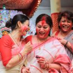 Koel Mallick Instagram - শুভ বিজয়া...বড়দের আমার প্রণাম, ছোটদের অনেক ভালোবাসা! সুস্থ থাকুন...সুখে থাকুন, শান্তিতে থাকুন...ভালো থাকুন...সকলকে ভালো রাখুন...🙏 #bijoyadashami #durgapujo2022 #pujovibes #blessings #love #happiness #koelকথা Bhawanipore Mallick Bari
