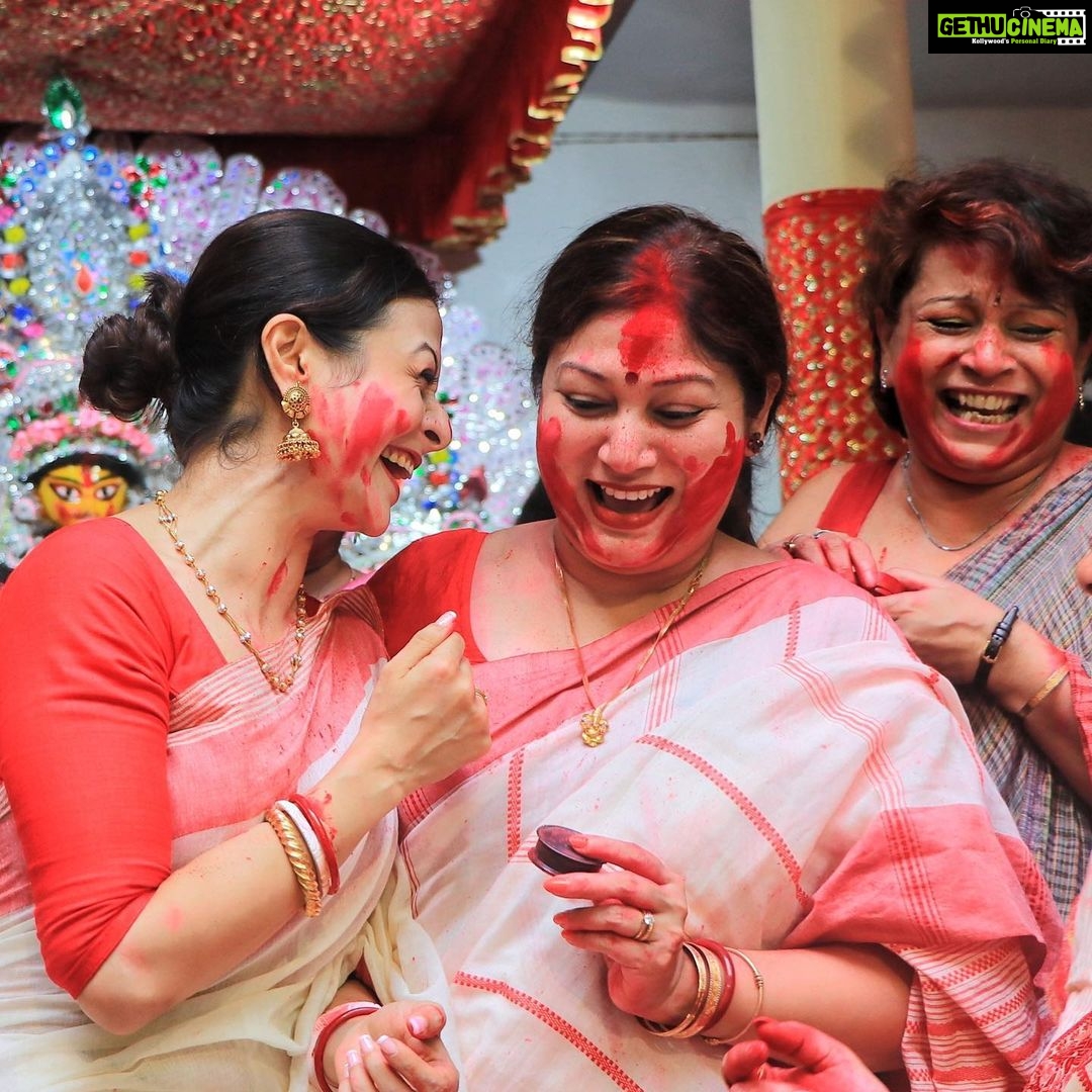 Koel Mallick Instagram - শুভ বিজয়া...বড়দের আমার প্রণাম, ছোটদের অনেক ভালোবাসা! সুস্থ থাকুন...সুখে থাকুন, শান্তিতে থাকুন...ভালো থাকুন...সকলকে ভালো রাখুন...🙏 #bijoyadashami #durgapujo2022 #pujovibes #blessings #love #happiness #koelকথা Bhawanipore Mallick Bari