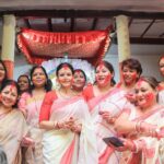 Koel Mallick Instagram - শুভ বিজয়া...বড়দের আমার প্রণাম, ছোটদের অনেক ভালোবাসা! সুস্থ থাকুন...সুখে থাকুন, শান্তিতে থাকুন...ভালো থাকুন...সকলকে ভালো রাখুন...🙏 #bijoyadashami #durgapujo2022 #pujovibes #blessings #love #happiness #koelকথা Bhawanipore Mallick Bari
