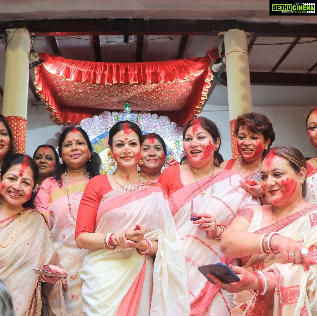 Koel Mallick Instagram - শুভ বিজয়া...বড়দের আমার প্রণাম, ছোটদের অনেক ভালোবাসা! সুস্থ থাকুন...সুখে থাকুন, শান্তিতে থাকুন...ভালো থাকুন...সকলকে ভালো রাখুন...🙏 #bijoyadashami #durgapujo2022 #pujovibes #blessings #love #happiness #koelকথা Bhawanipore Mallick Bari