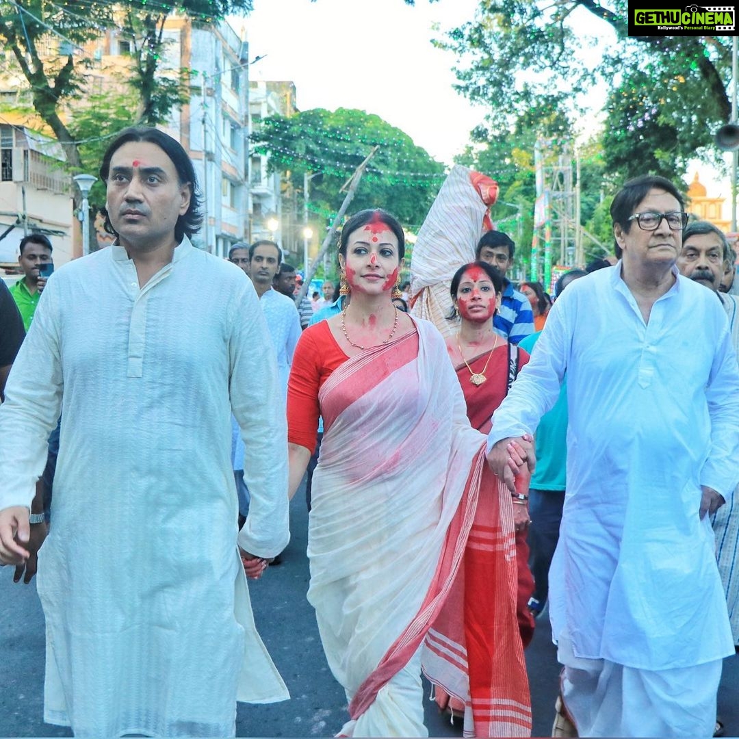 Koel Mallick Instagram - শুভ বিজয়া...বড়দের আমার প্রণাম, ছোটদের অনেক ভালোবাসা! সুস্থ থাকুন...সুখে থাকুন, শান্তিতে থাকুন...ভালো থাকুন...সকলকে ভালো রাখুন...🙏 #bijoyadashami #durgapujo2022 #pujovibes #blessings #love #happiness #koelকথা Bhawanipore Mallick Bari