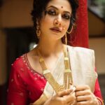 Koel Mallick Instagram - As we strike the dates on the calendar & eagerly wait for MA to arrive … ar kichhudiner opekhha…🙏 #bliss #happiness #love #blessings #life #koelকথা Bhawanipore Mallick Bari