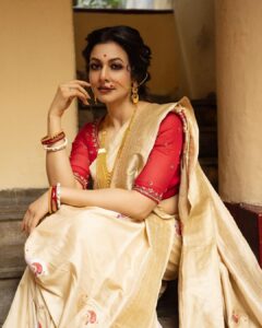 Koel Mallick Instagram - As we strike the dates on the calendar & eagerly wait for MA to arrive … ar kichhudiner opekhha…🙏 #bliss #happiness #love #blessings #life #koelকথা Bhawanipore Mallick Bari