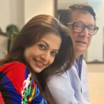 Koel Mallick Instagram – Wishing the most adorable dads a veeeery Happy Father’s Day! ….. & goes without saying ….. aaaallll 365 days!!!!🤗❤️💐🥳😍
#happiness #sunshine #love #lifeline #fathersday #instahappy #koelকথা