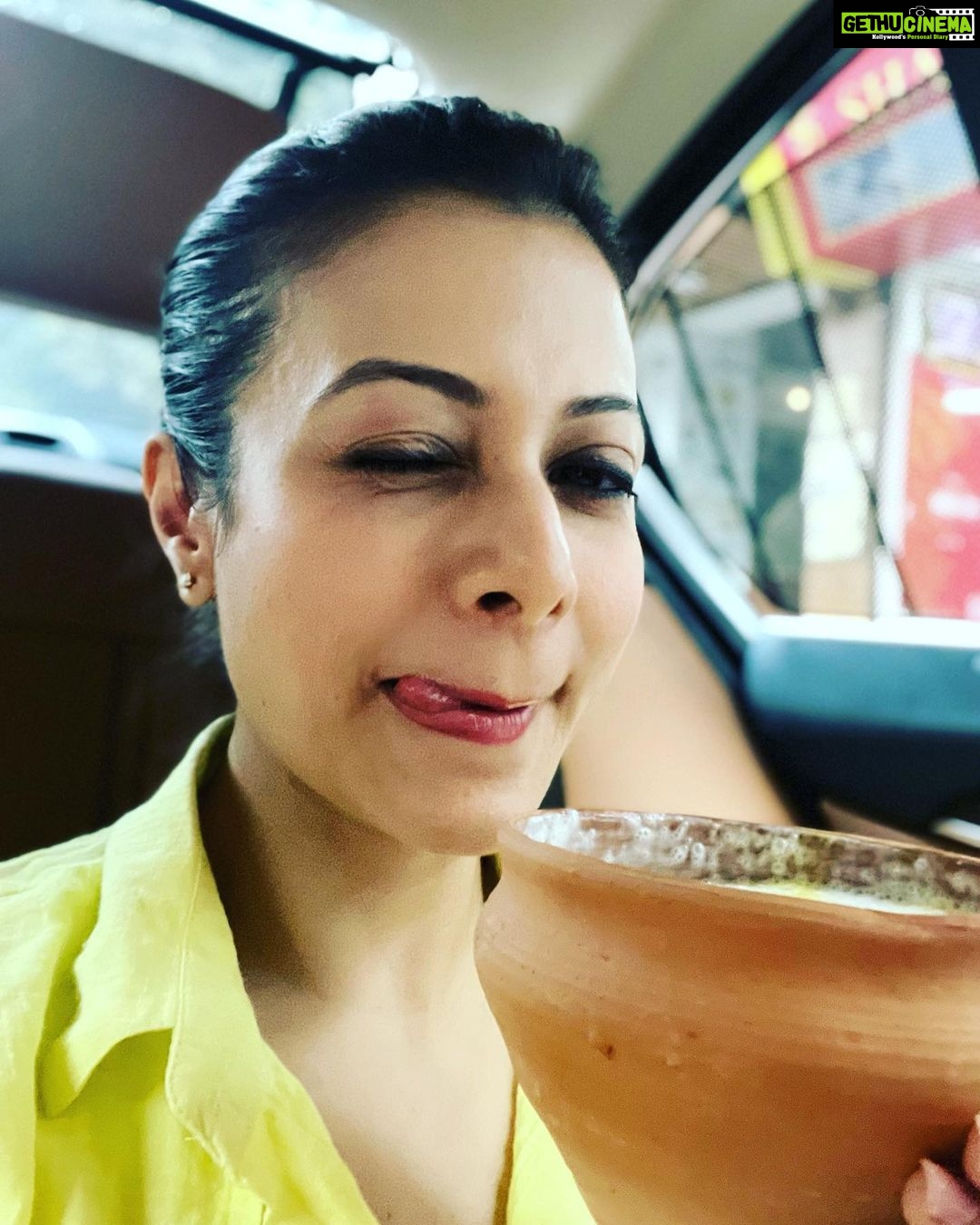 Koel Mallick Instagram - Rubbing off my milk moustache my Sunday gets sunnier with a phataphati lassi with a thick layer of malaiiiii which I invariably ask them to double up🤩💃😋😙😜 #sunday #sundayfunday #happiness #koelকথা