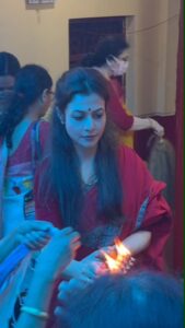 Koel Mallick Instagram - বাড়ির অন্নপূর্ণা পুজোর কিছু মুহূর্ত! #pujo #reels #feelkorboreelkorbo #reelsinstagram #koelকথা Bhawanipore Mallick Bari